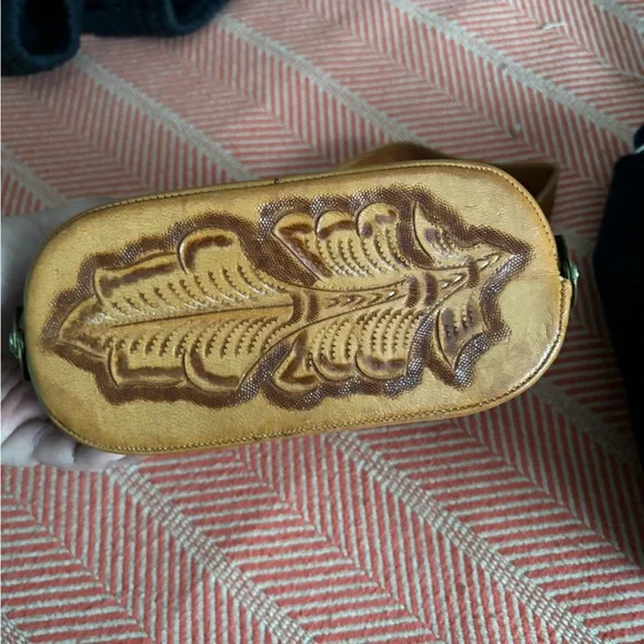 Leather like two-toned handbag - Picture 5 of 12